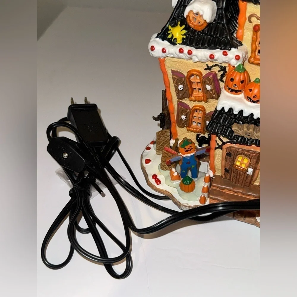 Lemax Not-So-Nice Manor Halloween Village porcelain Lighted House Spooky Town